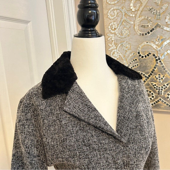 Vintage Women's Gray Jacket with Black Fur Collar - Picture 6 of 6